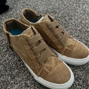 Blowfish women’s wedge shoes- NWOT, 8.5